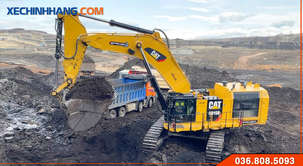 Máy xúc đào Cat 6015B trên công trường