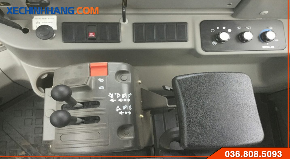 Tay điều khiển trong xe xúc lật SDLG 956