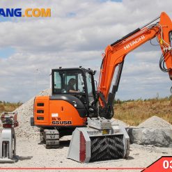 Xe cuoc 03 Hitachi voi Bua may