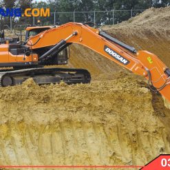 Xe xúc đào Doosan 300 trên công trường