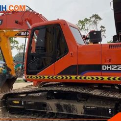 Cận cảnh máy xúc đào Doosan 220