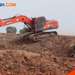 May xuc Doosan 220 tren cong truong