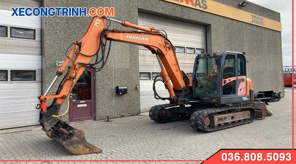 Máy xúc Doosan 75 cũ gầu gạt