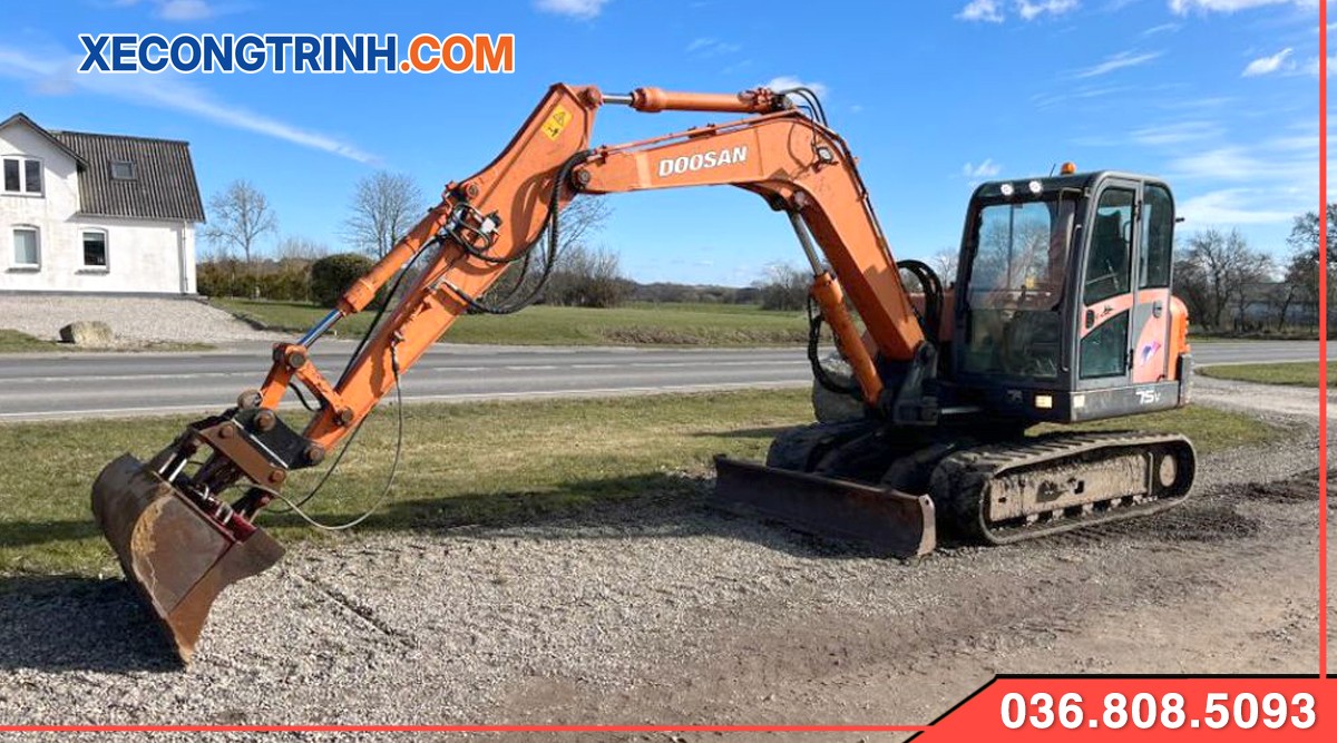 May xuc Doosan Dx75 gan lon