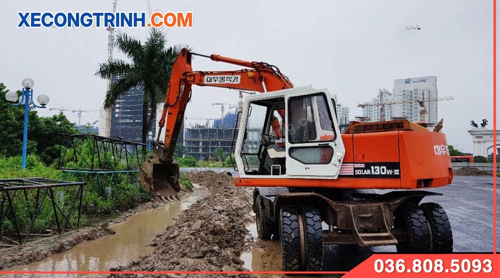 Máy xúc solar 130w bánh lốp đời 2005