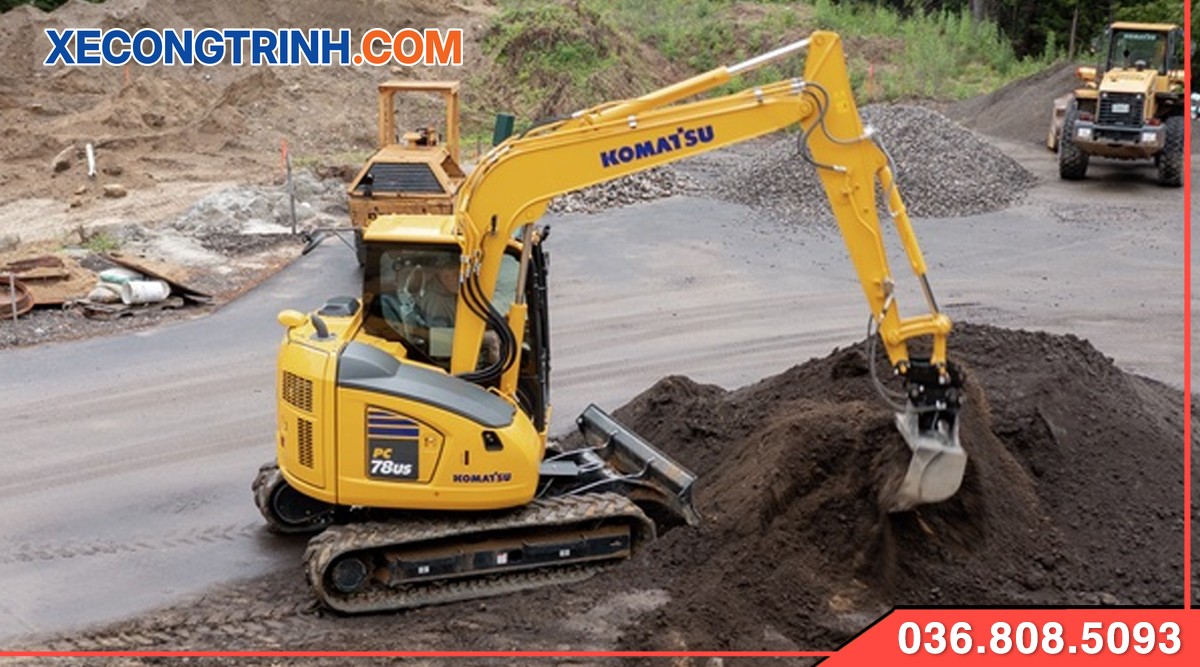 Xe cuốc Komatsu 03