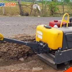 Xe lu 1 tấn làm việc trên đường