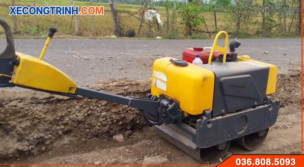 Xe lu 1 tấn làm việc trên đường