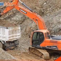 Xe xuc dao Doosan 220 Lam viec